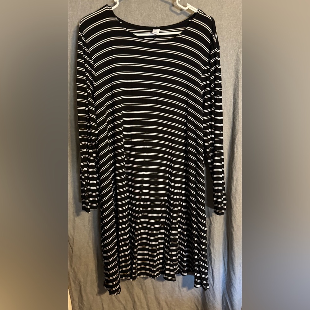 Old Navy Black and White A-Line Dolman Sleeve Dress